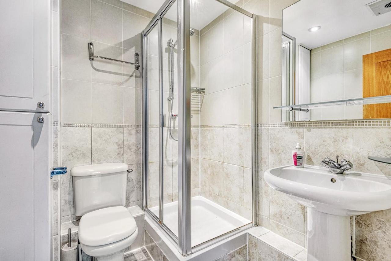 Riverside 2-Bedroom Apartments Лондон Екстер'єр фото