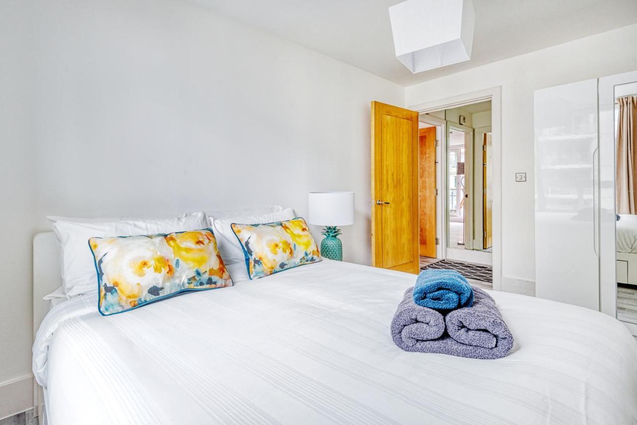 Riverside 2-Bedroom Apartments Лондон Екстер'єр фото
