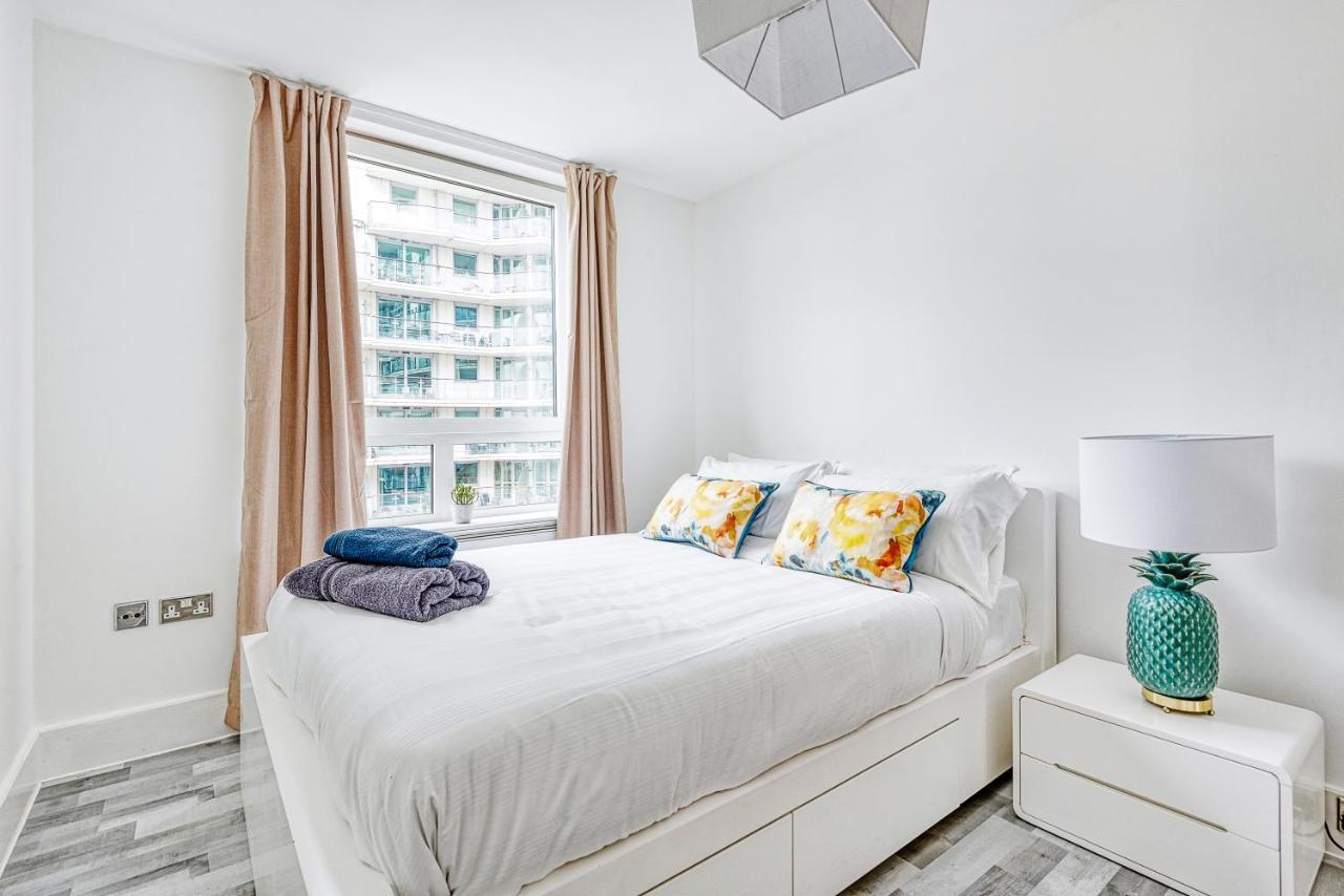Riverside 2-Bedroom Apartments Лондон Екстер'єр фото