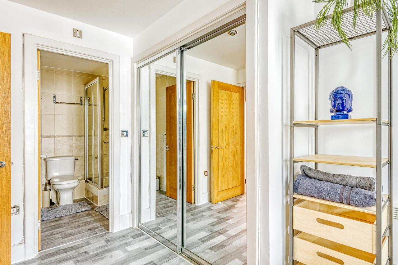 Riverside 2-Bedroom Apartments Лондон Екстер'єр фото