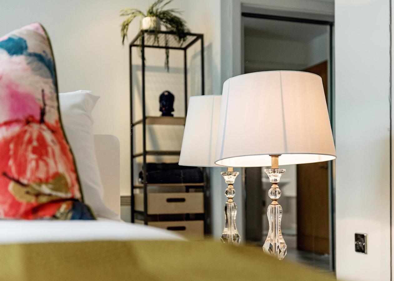 Riverside 2-Bedroom Apartments Лондон Екстер'єр фото