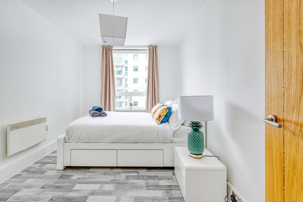 Riverside 2-Bedroom Apartments Лондон Екстер'єр фото
