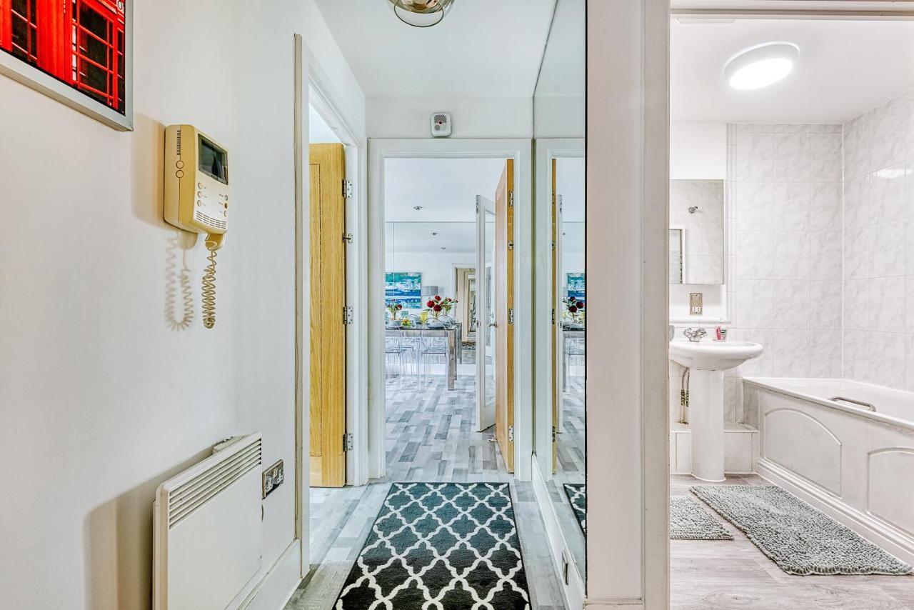 Riverside 2-Bedroom Apartments Лондон Екстер'єр фото
