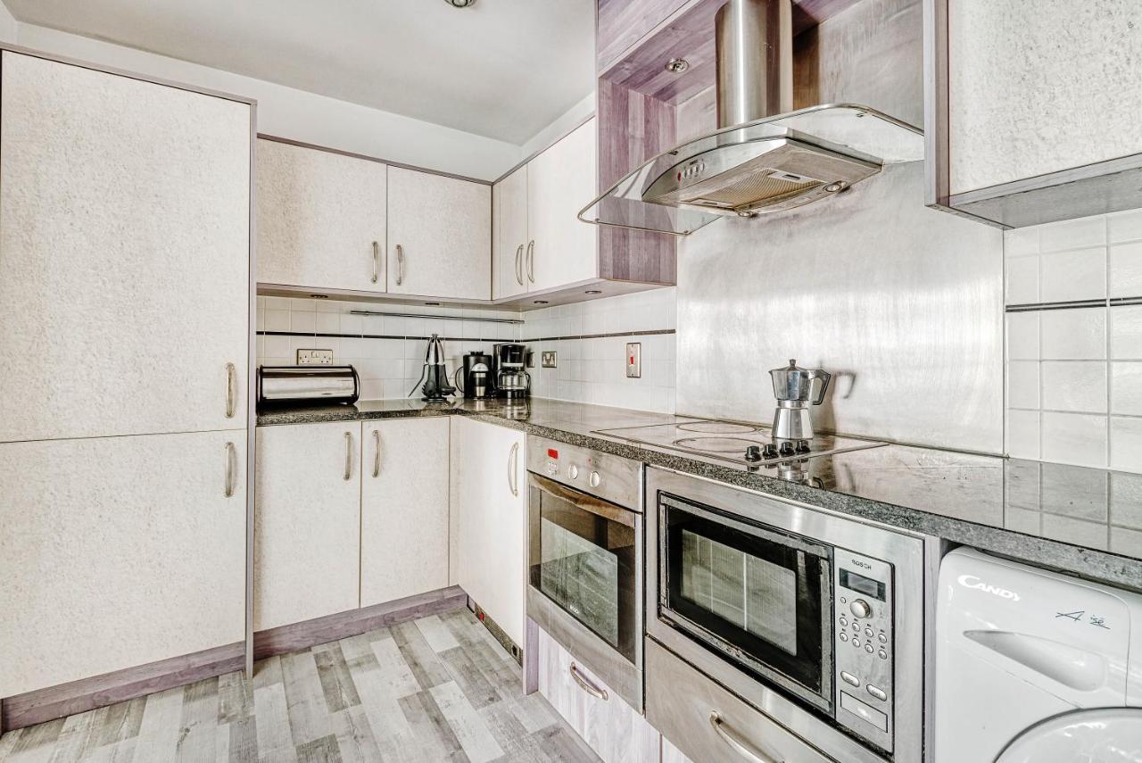 Riverside 2-Bedroom Apartments Лондон Екстер'єр фото