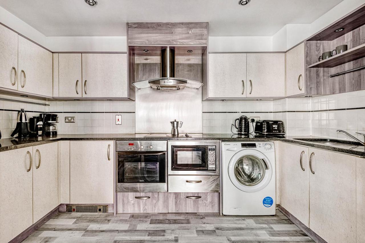 Riverside 2-Bedroom Apartments Лондон Екстер'єр фото